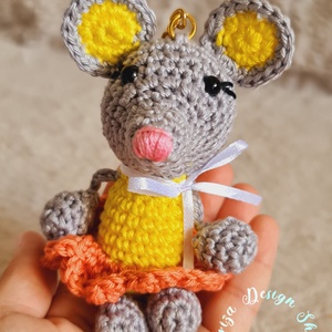Kézműves horgolt kabalafigurás kulcstartó - Mini egér (Tina), Játék & Sport, Plüssállat & Játékfigura, Egér, Horgolás, MESKA