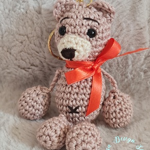 Kézműves horgolt kabalafigurás kulcstartó - Mini mackó (Bulcsú), Játék & Sport, Plüssállat & Játékfigura, Egér, Horgolás, MESKA