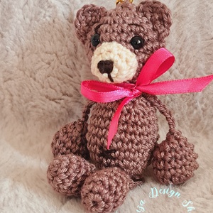 Kézműves horgolt kabalafigurás kulcstartó - Mini mackó (Bendegúz), Játék & Sport, Plüssállat & Játékfigura, Egér, Horgolás, MESKA