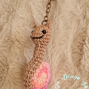 Kézműves horgolt kabalafigurás kulcstartó - Mini csiga (Tropical vibes), Játék & Sport, Plüssállat & Játékfigura, Csiga, Horgolás, MESKA