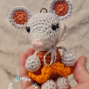 Kézműves horgolt kabalafigurás kulcstartó - Mini egér (Napsugár) - játék & sport - plüssállat & játékfigura - egér - Meska.hu