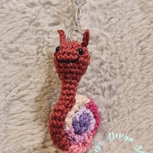 Kézműves horgolt kabalafigurás kulcstartó - Mini csiga (Anna), Játék & Sport, Plüssállat & Játékfigura, Csiga, Horgolás, MESKA