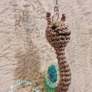 Kézműves horgolt kabalafigurás kulcstartó - Mini csiga (Bonifác), Játék & Sport, Plüssállat & Játékfigura, Csiga, Horgolás, MESKA
