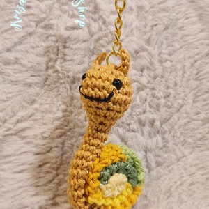 Kézműves horgolt kabalafigurás kulcstartó - Mini csiga (Valér), Játék & Sport, Plüssállat & Játékfigura, Csiga, Horgolás, MESKA