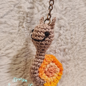 Kézműves horgolt kabalafigurás kulcstartó - Mini csiga (Orangina, Játék & Sport, Plüssállat & Játékfigura, Csiga, Horgolás, MESKA