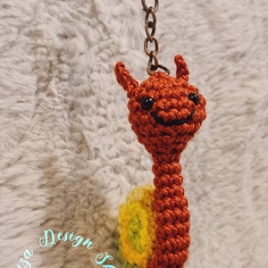 Kézműves horgolt kabalafigurás kulcstartó - Mini csiga (Makao), Játék & Sport, Plüssállat & Játékfigura, Csiga, Horgolás, MESKA