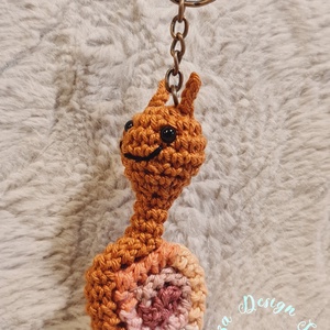 Kézműves horgolt kabalafigurás kulcstartó - Mini csiga (Cinnamon), Játék & Sport, Plüssállat & Játékfigura, Csiga, Horgolás, MESKA