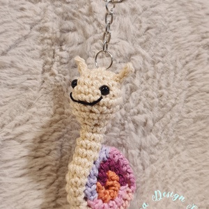 Kézműves horgolt kabalafigurás kulcstartó - Mini csiga (Mirtill), Játék & Sport, Plüssállat & Játékfigura, Csiga, Horgolás, MESKA