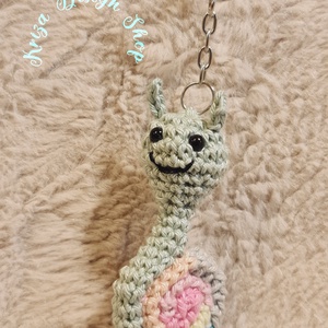 Kézműves horgolt kabalafigurás kulcstartó - Mini csiga (Zorán), Játék & Sport, Plüssállat & Játékfigura, Csiga, Horgolás, MESKA