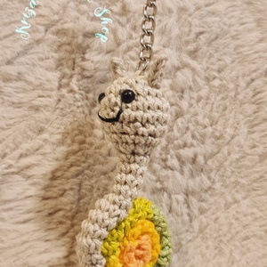 Kézműves horgolt kabalafigurás kulcstartó - Mini csiga (Tilla), Játék & Sport, Plüssállat & Játékfigura, Csiga, Horgolás, MESKA