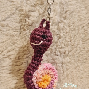 Kézműves horgolt kabalafigurás kulcstartó - Mini csiga (Matild), Játék & Sport, Plüssállat & Játékfigura, Csiga, Horgolás, MESKA