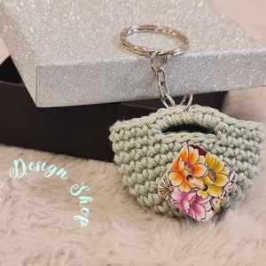 Kézműves horgolt  kulcstartó - Shopping bag (Tavaszi virágos gomb dekorációval) , Táska & Tok, Kulcstartó & Táskadísz, Kulcstartó, Horgolás, MESKA