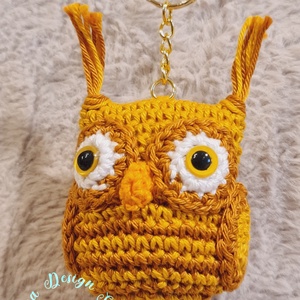 Kézműves horgolt kabalafigurás kulcstartó - Mini bagoly (Golden age '26), Játék & Sport, Plüssállat & Játékfigura, Bagoly, Horgolás, MESKA