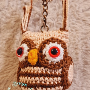 Kézműves horgolt kabalafigurás kulcstartó - Mini bagoly (Herbert '26), Játék & Sport, Plüssállat & Játékfigura, Bagoly, Horgolás, MESKA
