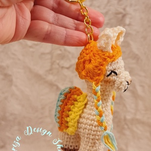 Kézműves horgolt kabalafigurás kulcstartó - Mini láma (Louisa), Játék & Sport, Plüssállat & Játékfigura, Láma, Horgolás, MESKA
