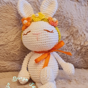 Kézműves horgolt kabala figura - Elizabeth nyuszi (Virágos fejdísszel) '26, Játék & Sport, Plüssállat & Játékfigura, Nyuszi, Horgolás, MESKA