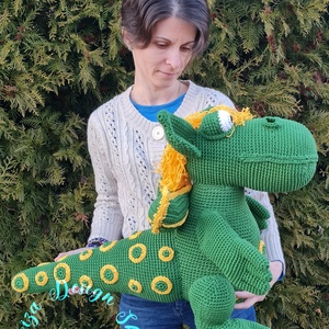 Kézműves horgolt kabala figura - Óriás zöld sárkány XXL méretben - játék & sport - plüssállat & játékfigura - plüss mesefigurák - Meska.hu