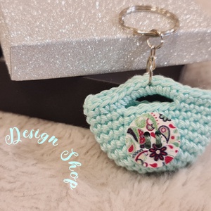 Kézműves horgolt  kulcstartó - Shopping bag (Színes fa gomb dekorációval - 2026.) , Táska & Tok, Kulcstartó & Táskadísz, Kulcstartó, Horgolás, MESKA