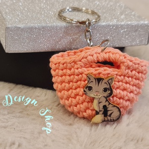 Kézműves horgolt  kulcstartó - Shopping bag (Cicás fa gomb dekorációval - 2026.) , Táska & Tok, Kulcstartó & Táskadísz, Kulcstartó, Horgolás, MESKA