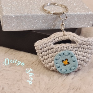 Kézműves horgolt  kulcstartó - Shopping bag (Kocka alakú gomb dekorációval - 2026.)  - Meska.hu