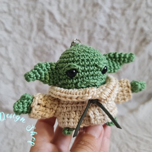Kézműves horgolt kabala figurás kulcstartó - Mini Grogu - játék & sport - plüssállat & játékfigura - plüss mesefigurák - Meska.hu