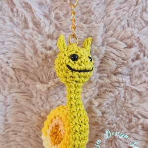 Kézműves horgolt kabalafigurás kulcstartó - Mini csiga (Viktor) - Meska.hu