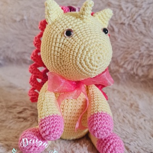 Kézműves horgolt kabala figura - Polly unikornis ('26 pink vanília design) - Meska.hu