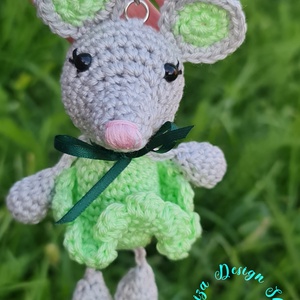 Kézműves horgolt kabalafigurás kulcstartó - Mini egér (Maisie), Játék & Sport, Plüssállat & Játékfigura, Egér, Horgolás, MESKA
