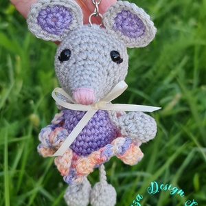 Kézműves horgolt kabalafigurás kulcstartó - Mini egér (Lilla, Játék & Sport, Plüssállat & Játékfigura, Egér, Horgolás, MESKA