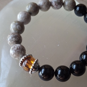 Ónix borostyánnal és fosszilis gyöngyökkel - ékszer - karkötő - ásványkarkötő - Meska.hu Ónix borostyánnal és fosszilis gyöngyökkel - ékszer - karkötő - ásványkarkötő - Meska.hu