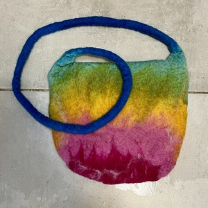 Szivárványszínű nemez oldaltáska - táska & tok - kézitáska & válltáska - válltáska - Meska.hu