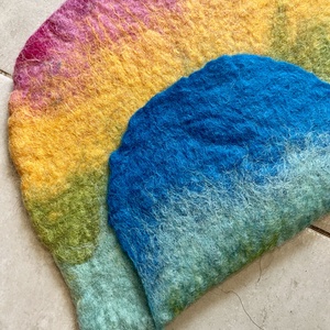 Szivárványszínű nemez oldaltáska - táska & tok - kézitáska & válltáska - válltáska - Meska.hu