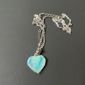 Gyapjú szív medál, Ékszer, Nyaklánc, Medálos nyaklánc, Nemezelés, MESKA