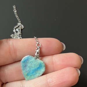 Gyapjú szív medál - ékszer - nyaklánc - medálos nyaklánc - Meska.hu