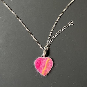 Gyapjú szív medál - ékszer - nyaklánc - medálos nyaklánc - Meska.hu