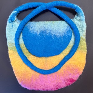 Szivárványszínű nemez oldaltáska, Táska & Tok, Kézitáska & válltáska, Válltáska, Nemezelés, MESKA