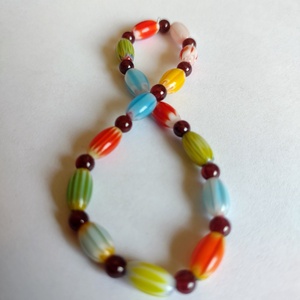 Gránát-üveggyöngy vékony színes ásványkarkötő - ékszer - karkötő - gyöngyös karkötő - Meska.hu