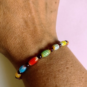 Gránát-üveggyöngy vékony színes ásványkarkötő - ékszer - karkötő - gyöngyös karkötő - Meska.hu