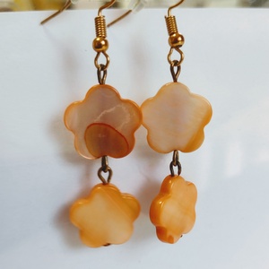 Narancsvirág kagylóhéj fülbevaló - ékszer - fülbevaló - lógó fülbevaló - Meska.hu
