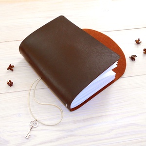 TITKOK KULCSA - Cserélhető füzetes valódi bőr borítású utazónapló A5 méretben - 4 db sima füzetet tartalmaz a csomag - otthon & életmód - papír, írószer - jegyzetfüzet & napló - Meska.hu