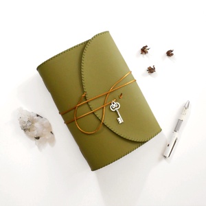 TITKOK KULCSA - Műbőr borítású kézműves napló A5 méretben, Otthon & Életmód, Papír, írószer, Jegyzetfüzet & Napló, Bőrművesség, Könyvkötés, MESKA