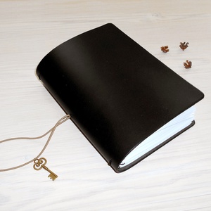 TITKOK KULCSA - Cserélhető füzetes valódi bőr borítású utazónapló A5 méretben - 4 db sima füzetet tartalmaz a csomag - otthon & életmód - papír, írószer - jegyzetfüzet & napló - Meska.hu