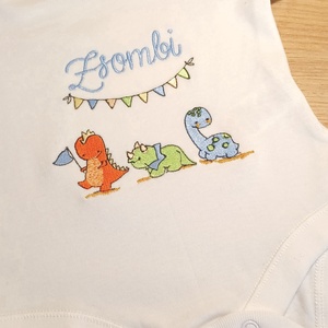 Hímzett, dínós mintával és picurka nevével ellátott, 100% pamut body - ruha & divat - babaruha & gyerekruha - body - Meska.hu