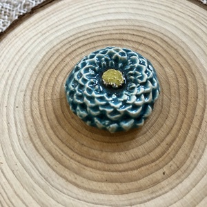 Türkiz dália hűtőmágnes, Otthon & Életmód, Konyhafelszerelés, tálalás, Konyhai dekoráció, Hűtőmágnes, Kerámia, Agyagozás, MESKA