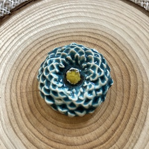 Türkiz dália hűtőmágnes - otthon & életmód - konyhafelszerelés, tálalás - konyhai dekoráció - hűtőmágnes - Meska.hu