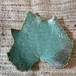 Menta-türkiz szőlőlevél tányérka , Esküvő, Dekoráció, Asztaldísz, Kerámia, MESKA