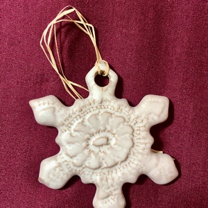 Selyem fehér függődíszek - hópehely, Karácsony, Karácsonyi lakásdekoráció, Karácsonyfadíszek, Kerámia, Agyagozás, MESKA