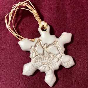 Selyem fehér függődíszek - hópehely - karácsony - karácsonyi lakásdekoráció - karácsonyfadíszek - Meska.hu