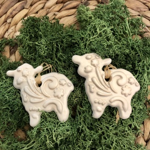 Fehér bárányka kerámia húsvéti függő - ünnepi díszek, dekorációk - húsvéti díszek és dekorációk - húsvéti tojásfadíszek - Meska.hu