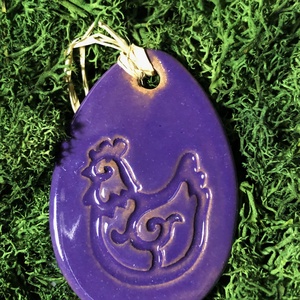 Lila csirkés tojás függő dísz, Ünnepi díszek, dekorációk, Húsvéti díszek és dekorációk, Húsvéti tojásfadíszek, Kerámia, Agyagozás, MESKA